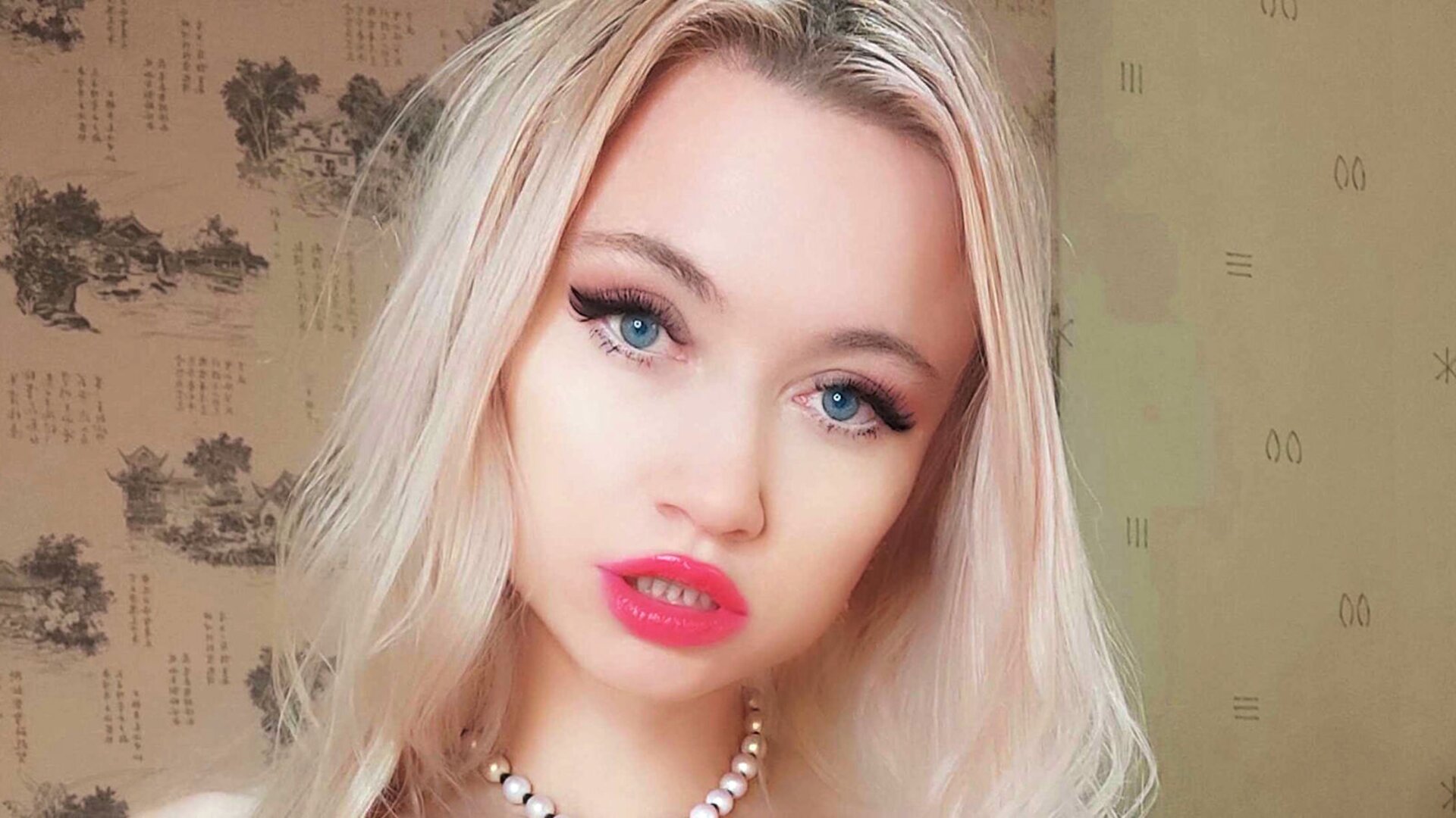 Join AlinaHopkins’s Live Webcam Show