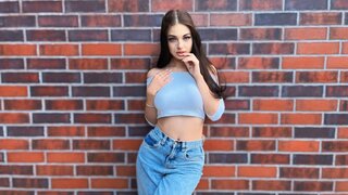 Join AriFoxy’s Live Webcam Show