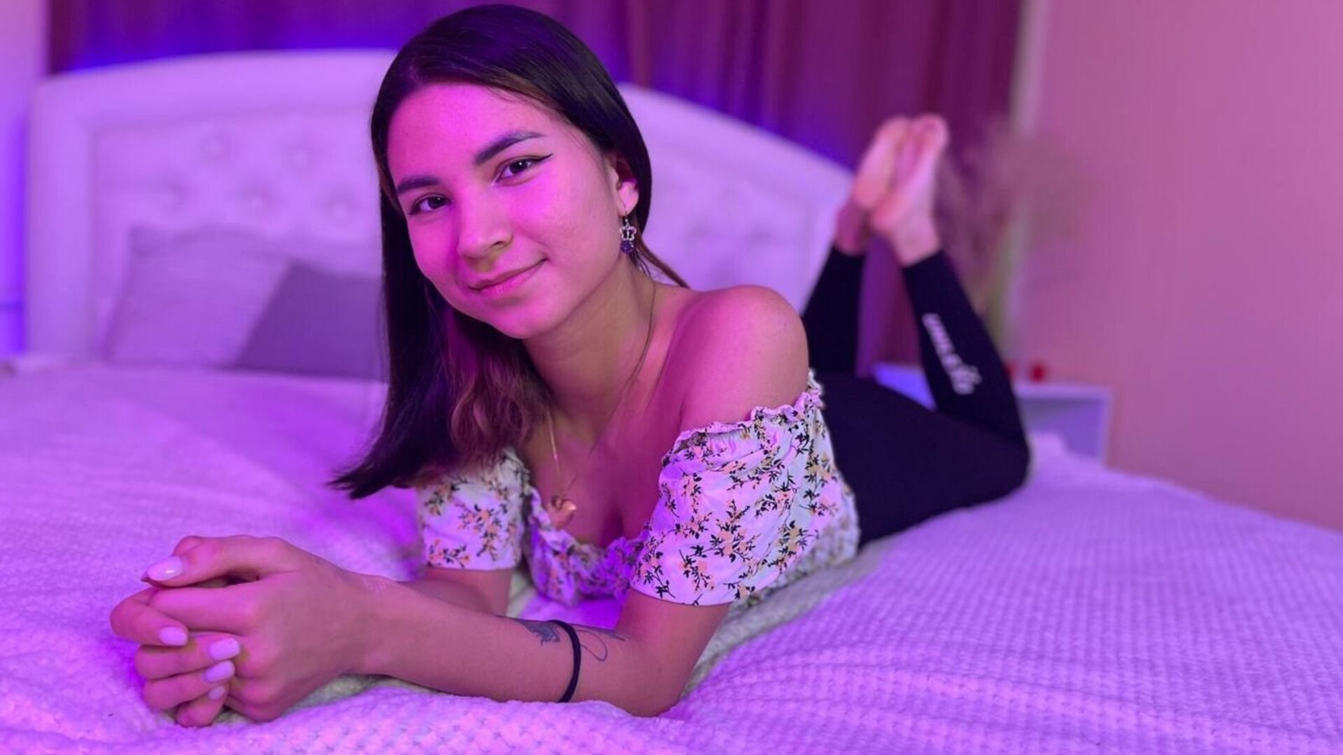Join BellaChandler’s Live Webcam Show