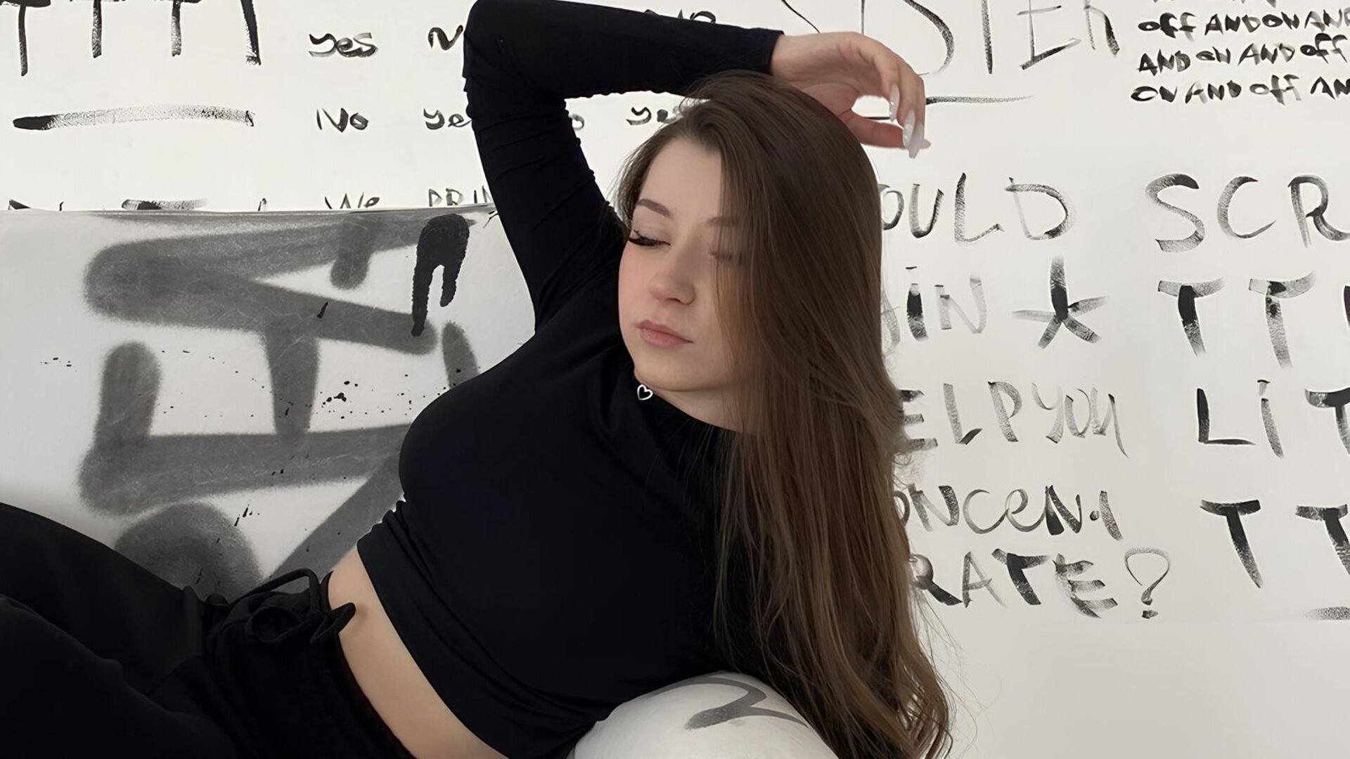 Join CharlotteVivi’s Live Webcam Show