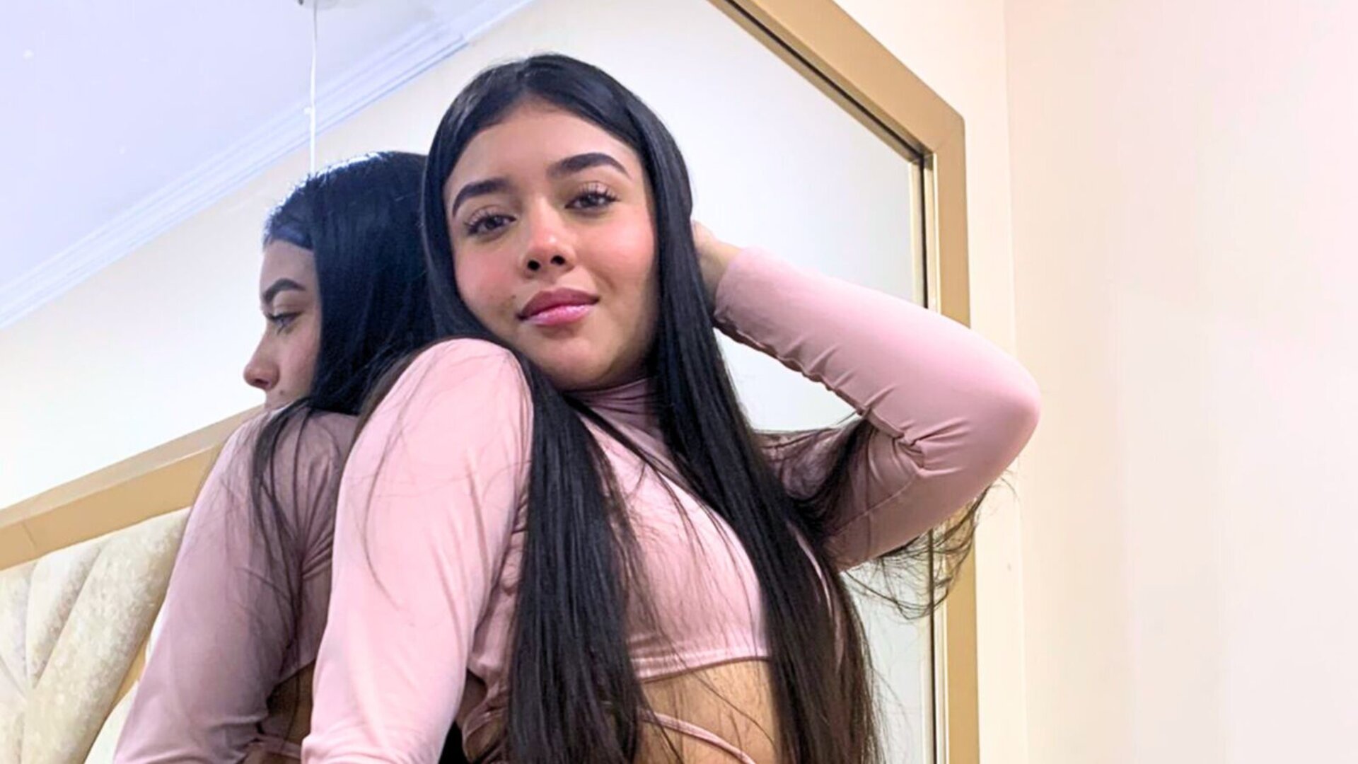 Join CorinCarther’s Live Webcam Show