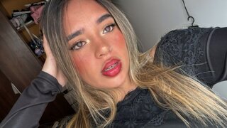 Join EllyeConnor’s Live Webcam Show
