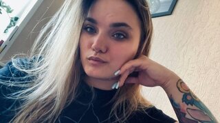 Join EmmaReedd’s Live Webcam Show