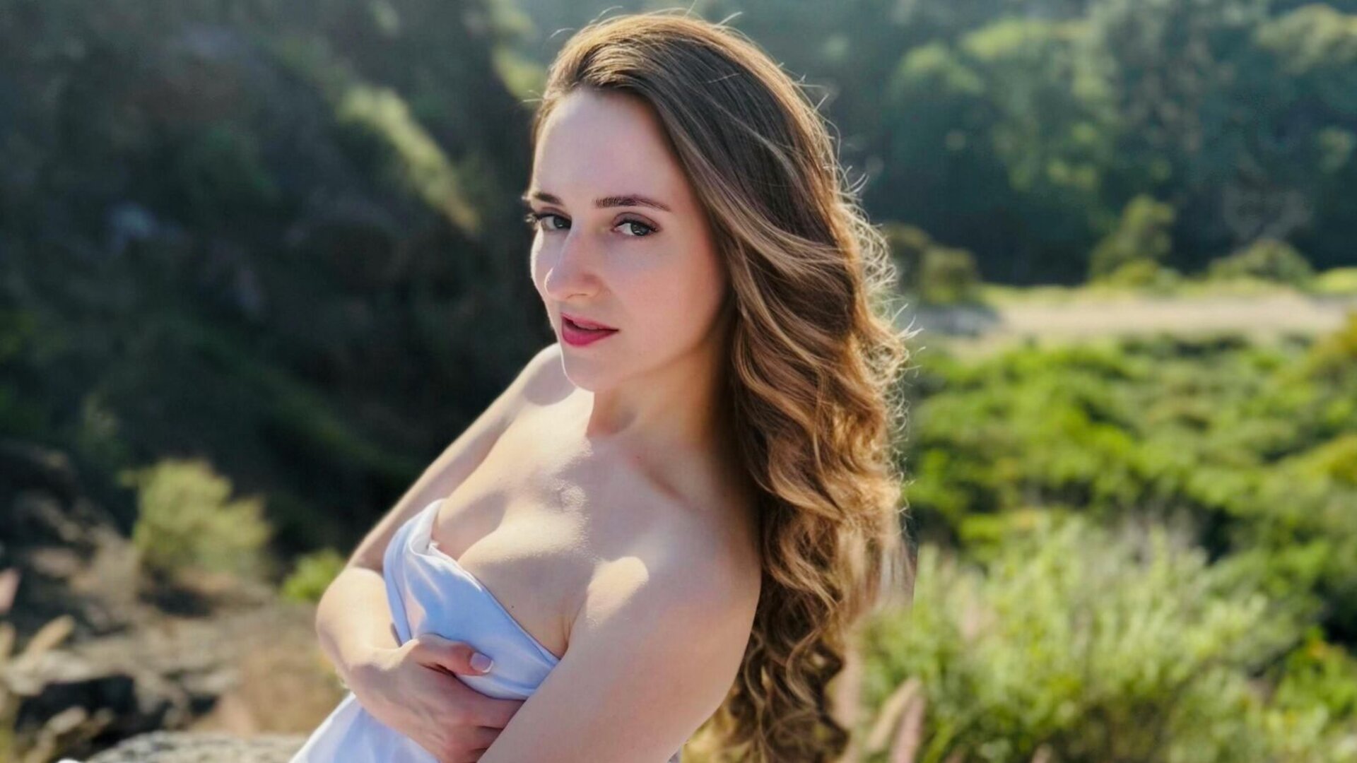 Join JasmineHuxley’s Live Webcam Show