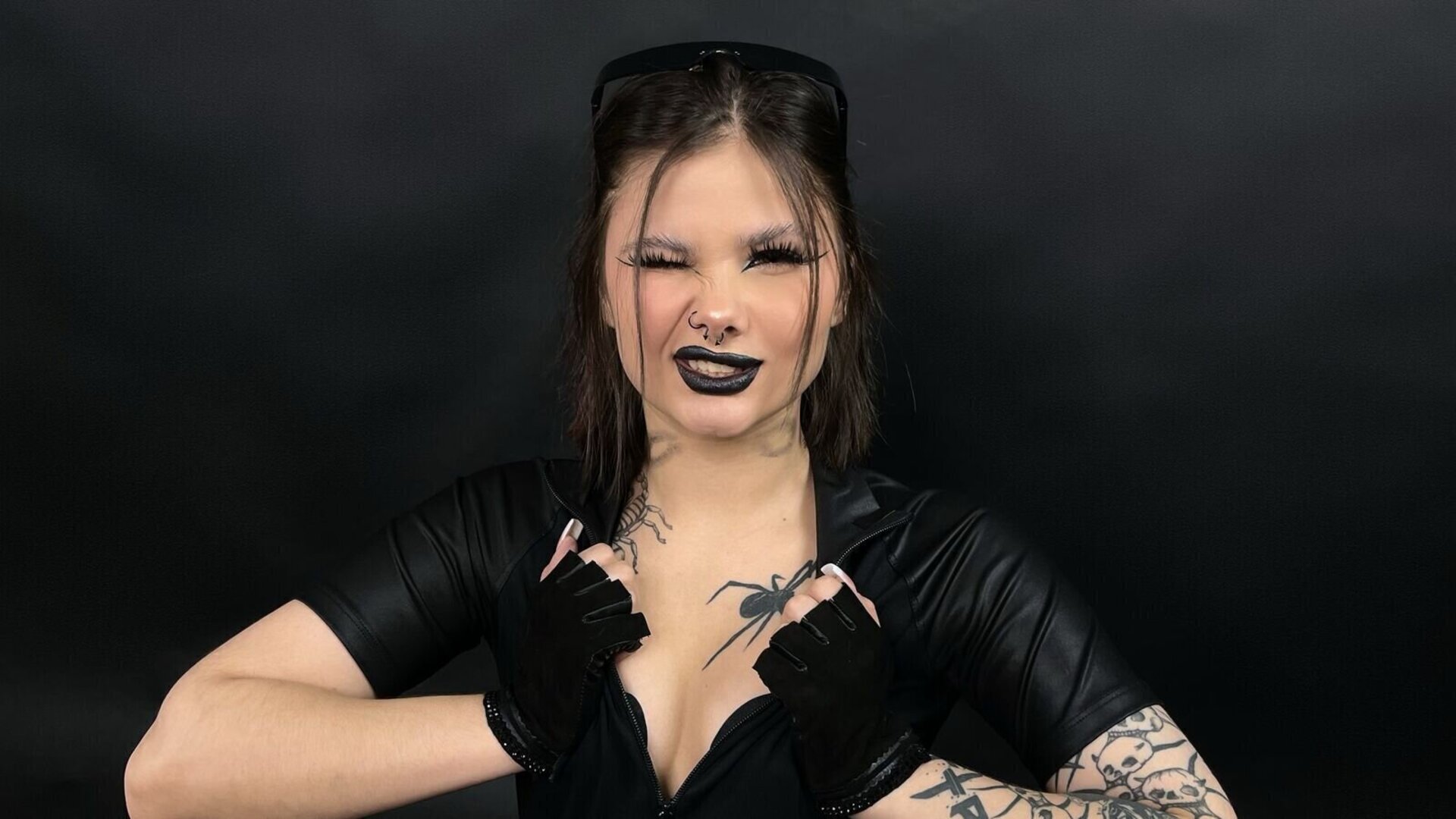 Join LaraBakers’s Live Webcam Show