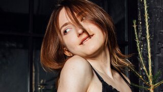 Join MaeBuss’s Live Webcam Show