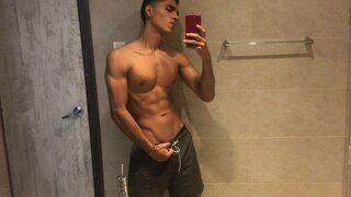Join NoahCol’s Live Webcam Show