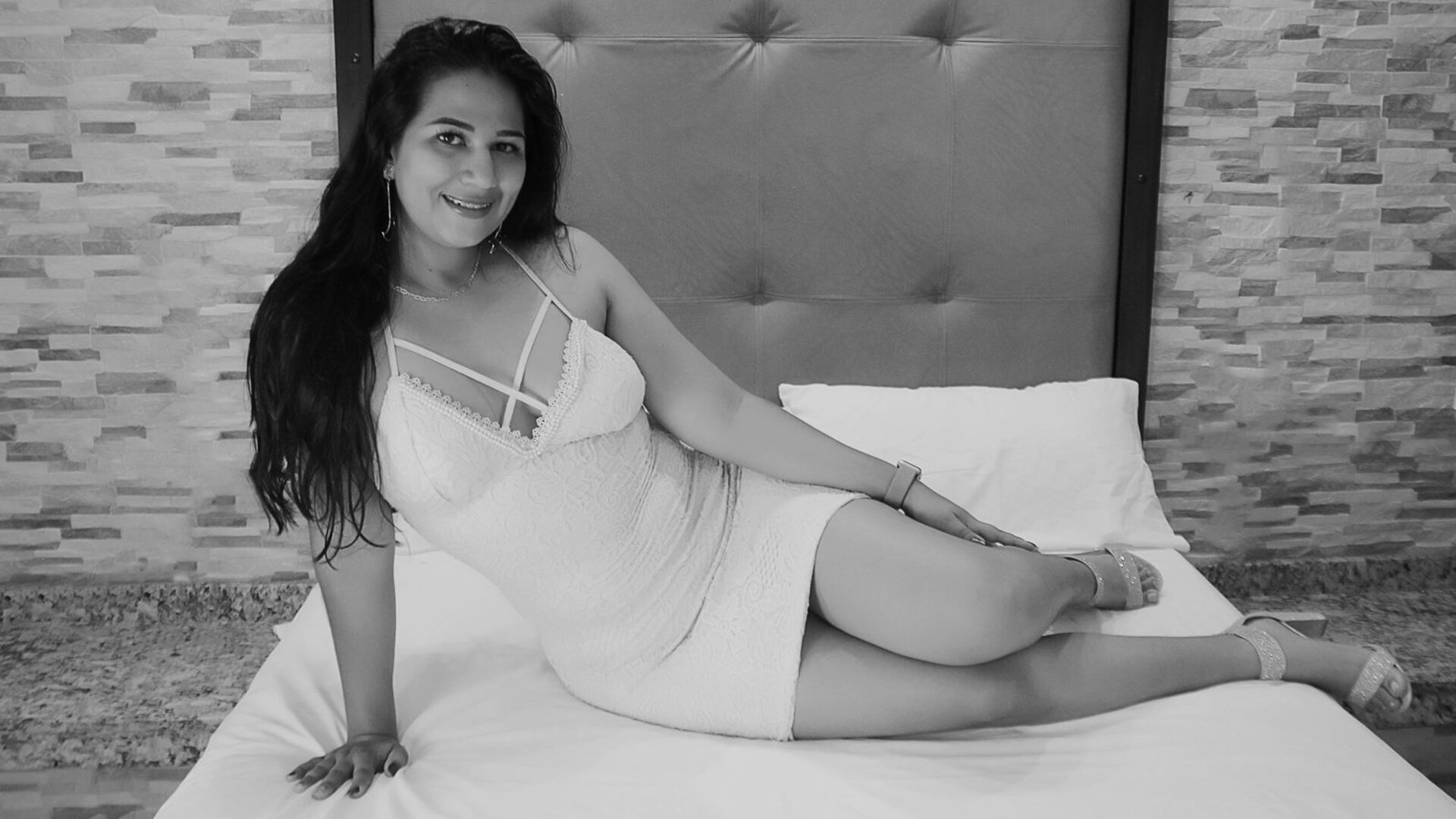 Join SaraTrixie’s Live Webcam Show
